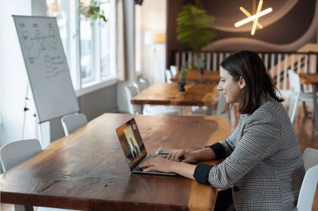 Comment réduire l’empreinte carbone de votre entreprise grâce à la visioconférence et la visio-assistance