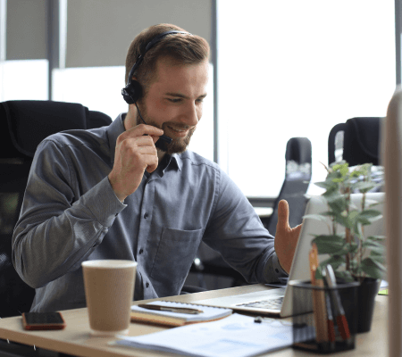 Agent du service client qui r&eacute;alise une visio-assistance