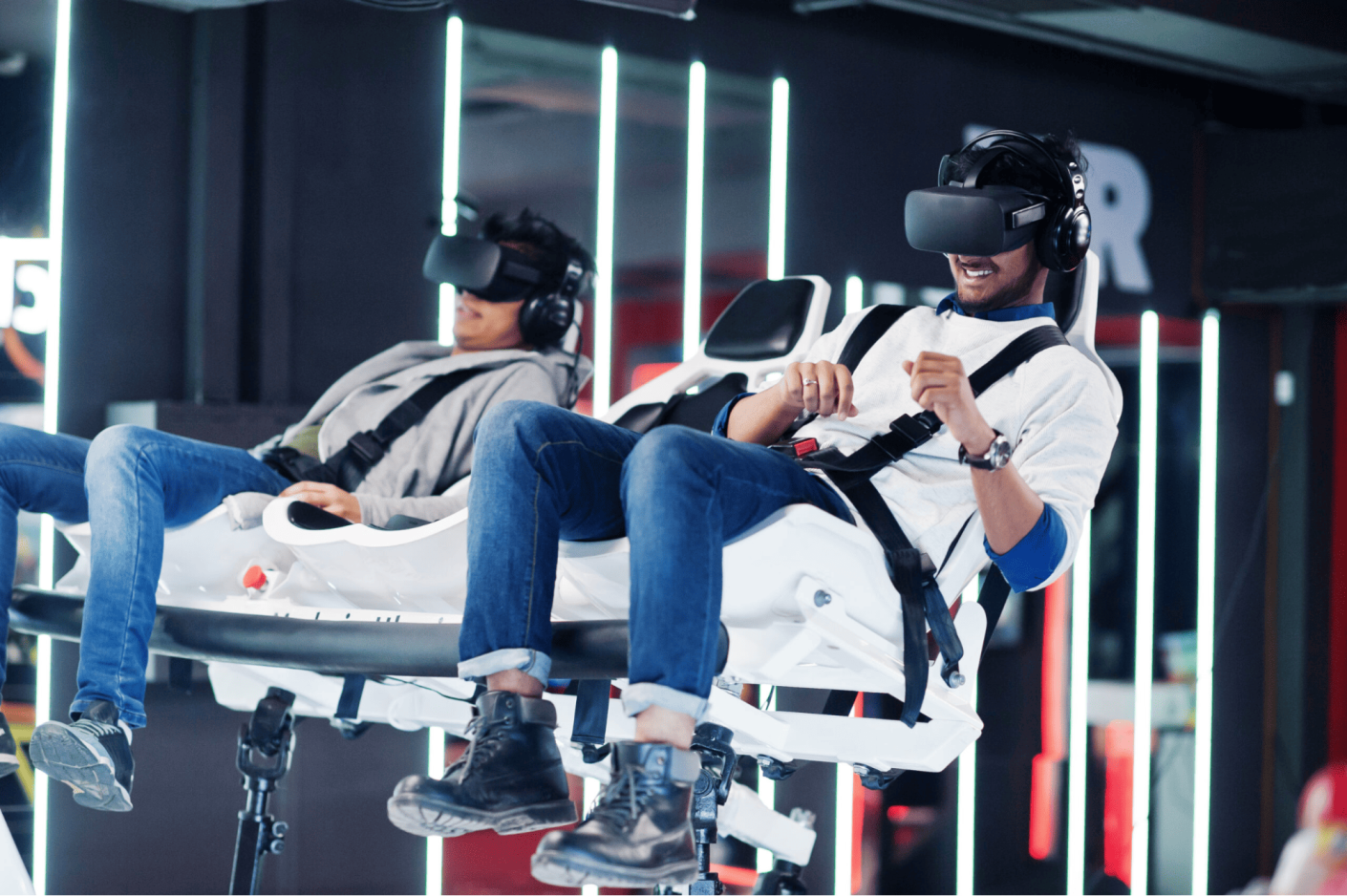 Personnes utilisant des casques de jeu en r&eacute;alit&eacute; virtuelle