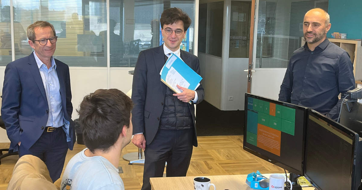 Le sous-pr&eacute;fet en visite chez Apizee pour sa visio-confiance